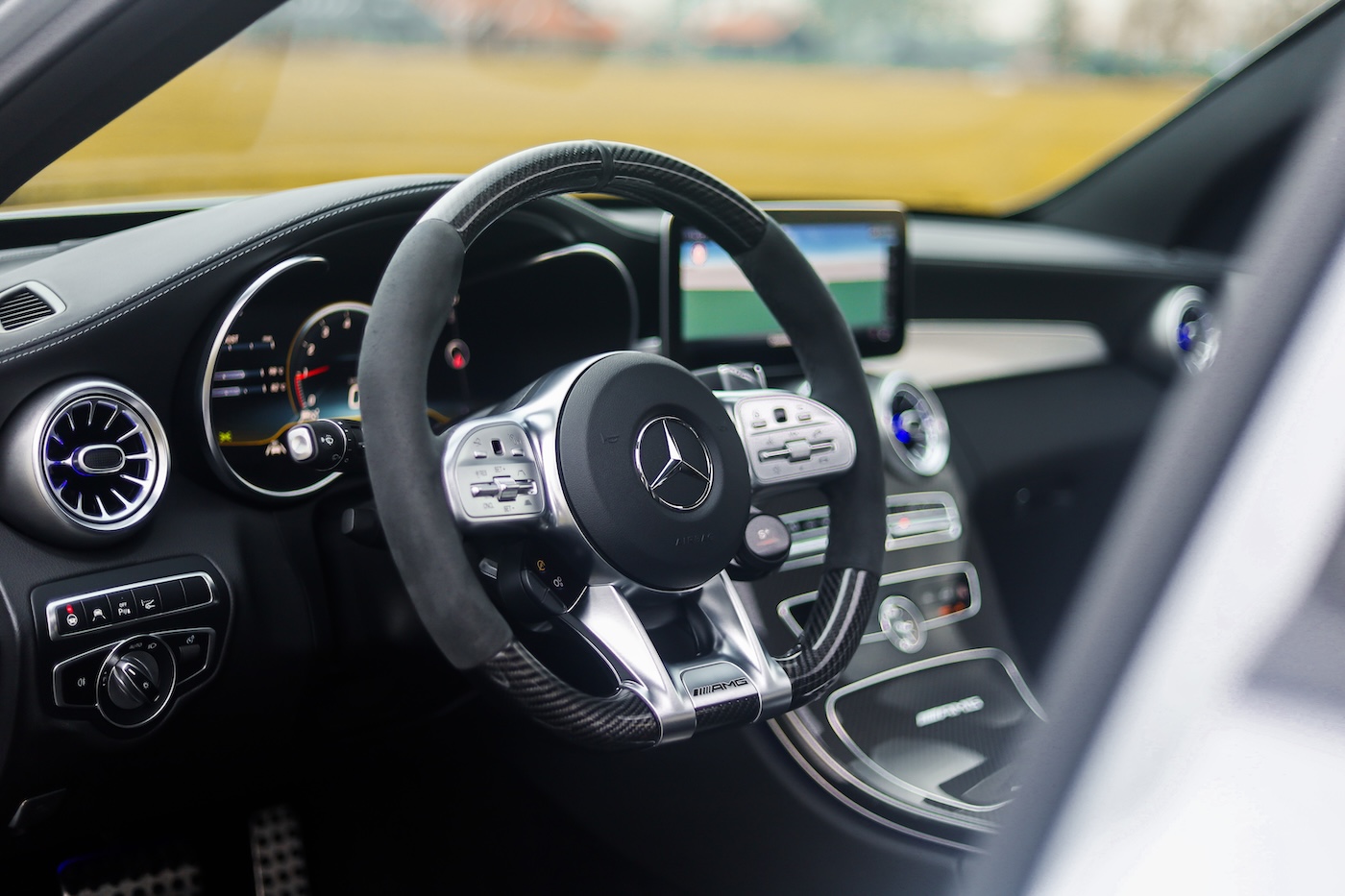 Exclusieve sportauto in een moderne omgeving